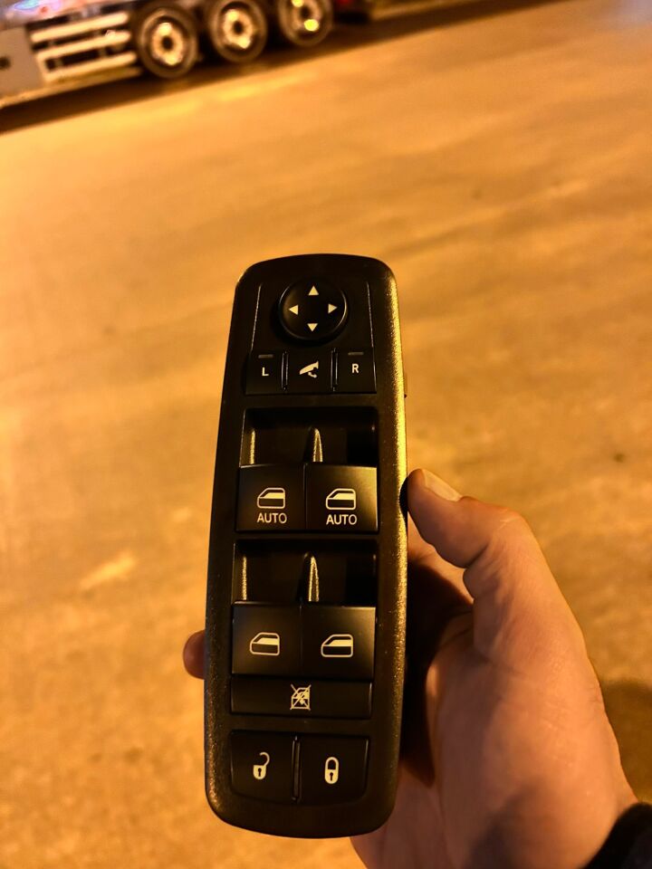 Freemont sol ön cam düğmesi